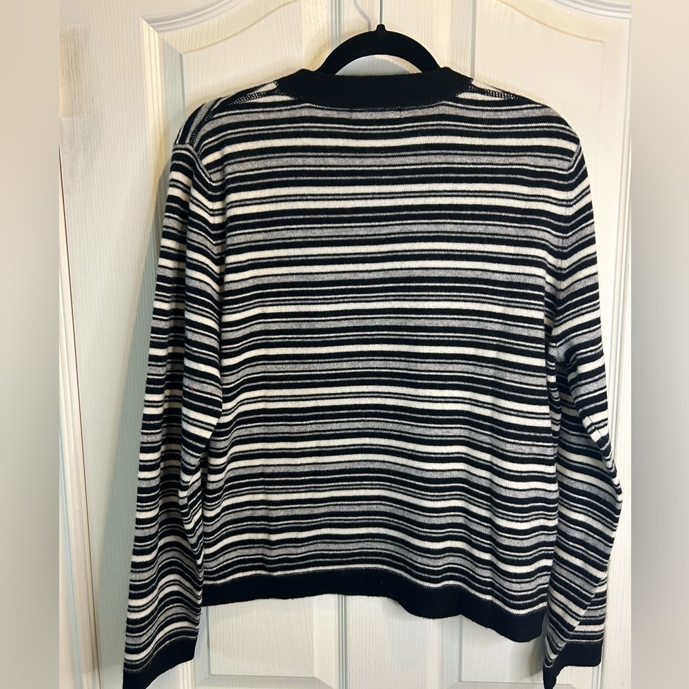 🖤”Lord & Taylor” Women’s Two-Ply 100% Cashmere Black/White/Gray Striped Sweater🩶 - Picture 6 of 10